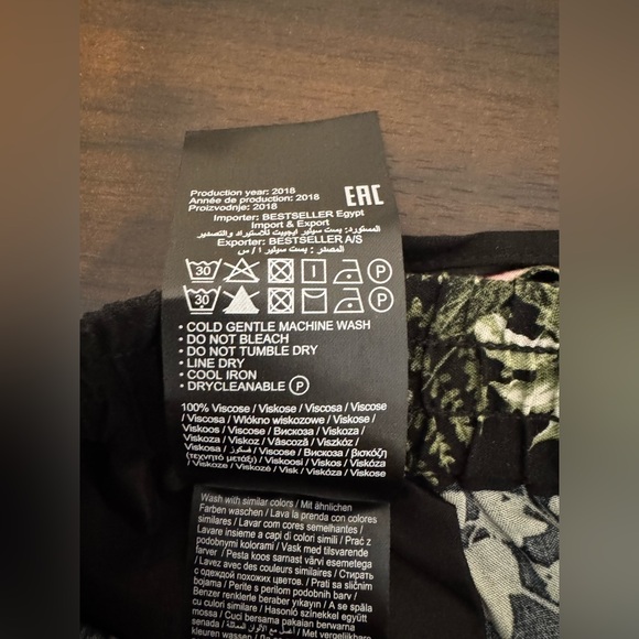 NWT - Vero Moda Floral Black Women's Shorts
(Listing #26) - Picture 10 of 10